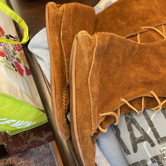 Circa 1970 vintage authentic Minnetonka moccasin lace boots.Leather sole. Size 7 - Picture 4 of 10